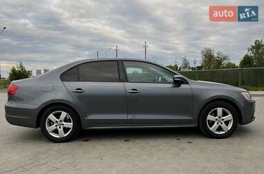 Седан Volkswagen Jetta 2012 в 