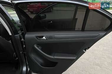 Седан Volkswagen Jetta 2012 в 