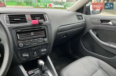 Седан Volkswagen Jetta 2012 в 