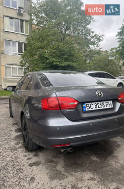 Седан Volkswagen Jetta 2012 в 