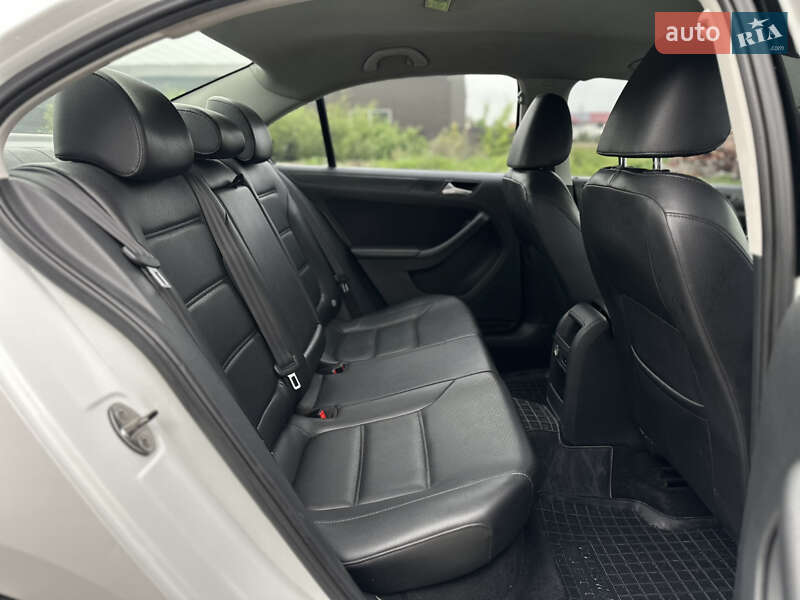 Седан Volkswagen Jetta 2014 в Ивано-Франковске