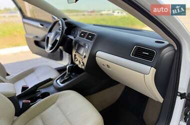 Седан Volkswagen Jetta 2012 в 