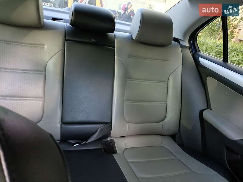 Седан Volkswagen Jetta 2013 в Львові