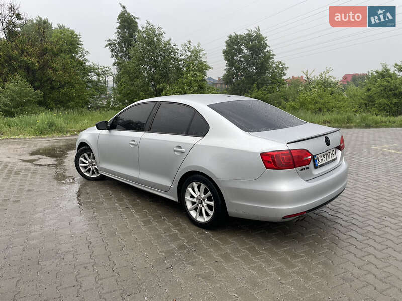 Седан Volkswagen Jetta 2010 в 