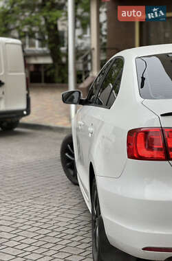 Седан Volkswagen Jetta 2012 в 