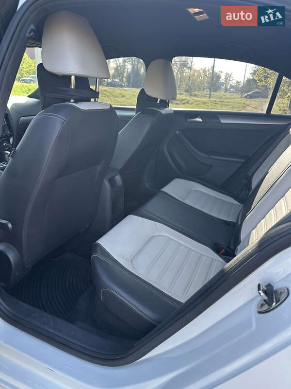 Седан Volkswagen Jetta 2015 в Павлограді