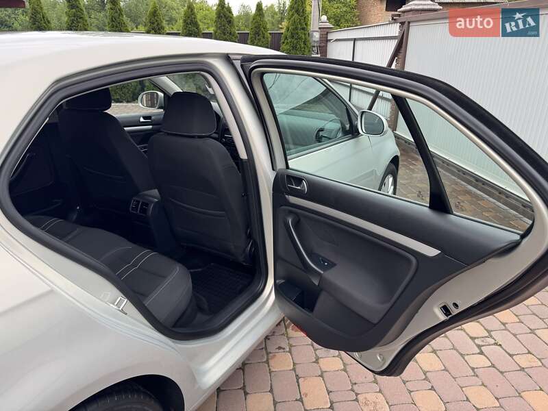 Седан Volkswagen Jetta 2010 в Черновцах