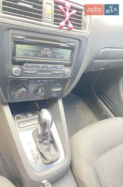 Седан Volkswagen Jetta 2011 в 