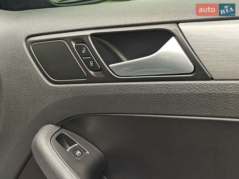 Седан Volkswagen Jetta 2013 в Львові