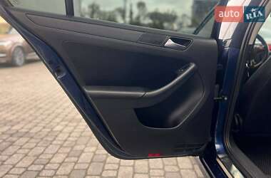 Седан Volkswagen Jetta 2010 в 