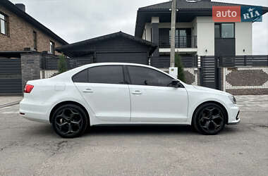 Седан Volkswagen Jetta 2015 в 
