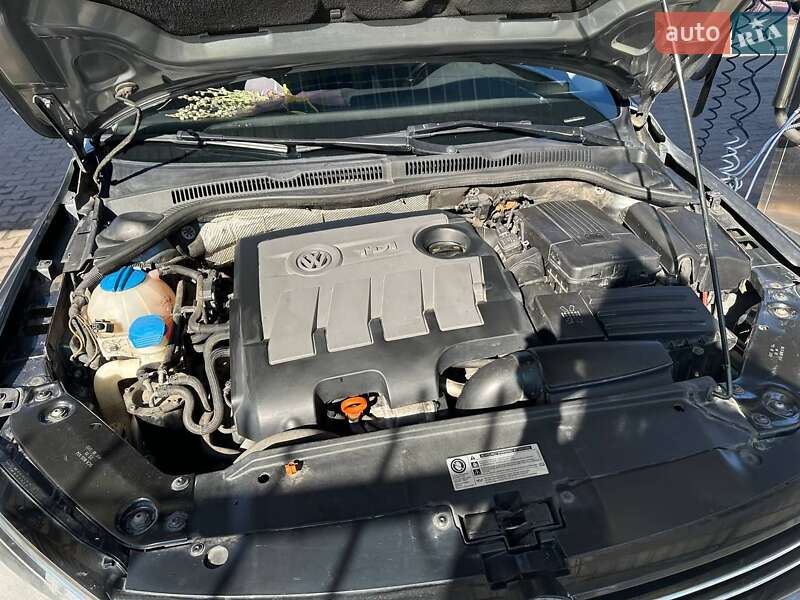 Седан Volkswagen Jetta 2013 в Житомире