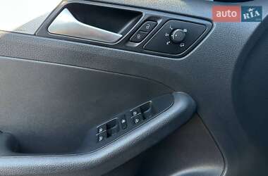 Седан Volkswagen Jetta 2013 в 