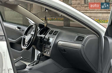 Седан Volkswagen Jetta 2015 в 