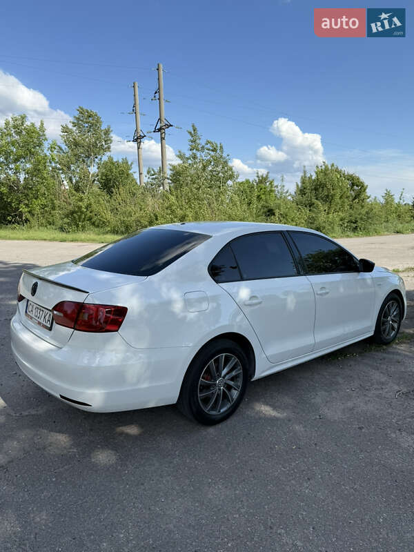 Седан Volkswagen Jetta 2012 в Кременчуці