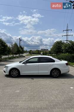 Седан Volkswagen Jetta 2016 в 