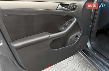 Седан Volkswagen Jetta 2016 в 