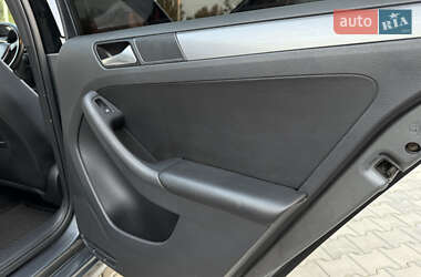 Седан Volkswagen Jetta 2016 в 