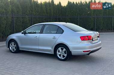 Седан Volkswagen Jetta 2011 в 