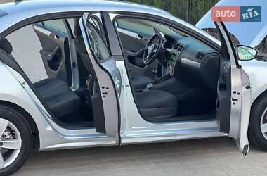 Седан Volkswagen Jetta 2011 в 