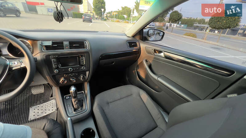 Седан Volkswagen Jetta 2015 в Києві