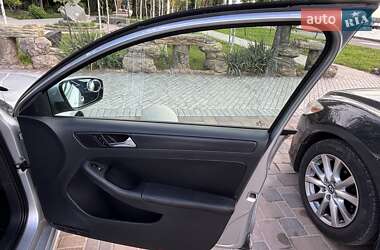 Седан Volkswagen Jetta 2011 в 