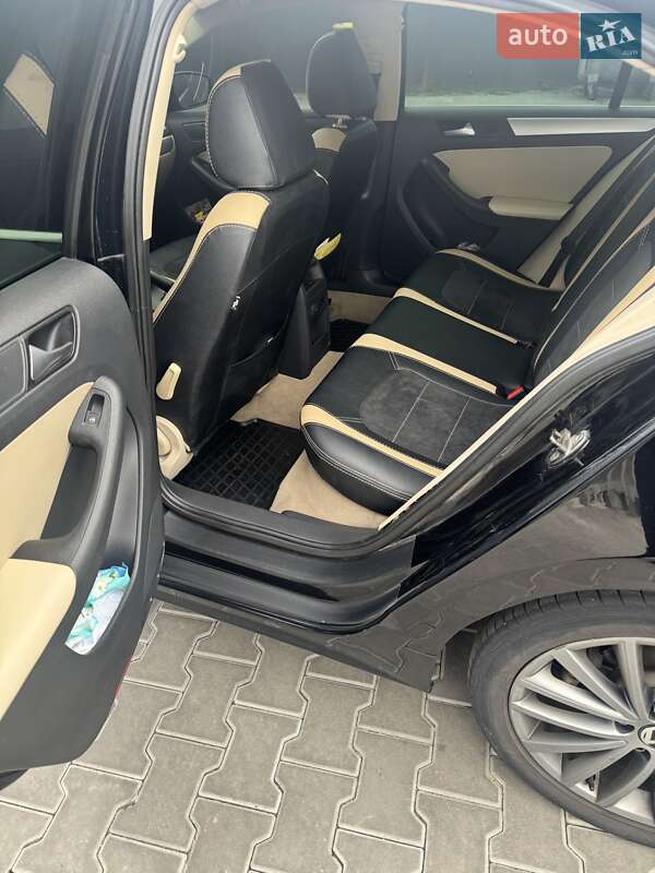 Седан Volkswagen Jetta 2012 в Києві