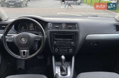 Седан Volkswagen Jetta 2012 в 