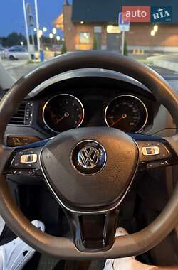 Седан Volkswagen Jetta 2016 в 