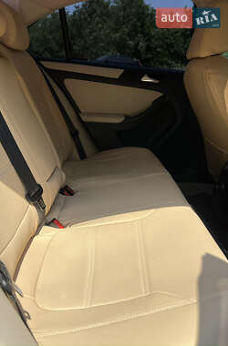 Седан Volkswagen Jetta 2011 в 
