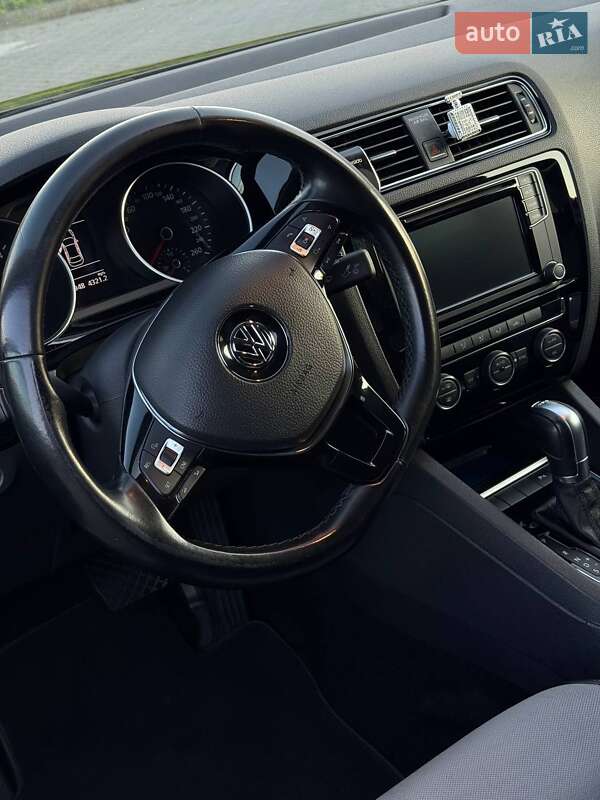 Седан Volkswagen Jetta 2016 в Ужгороді