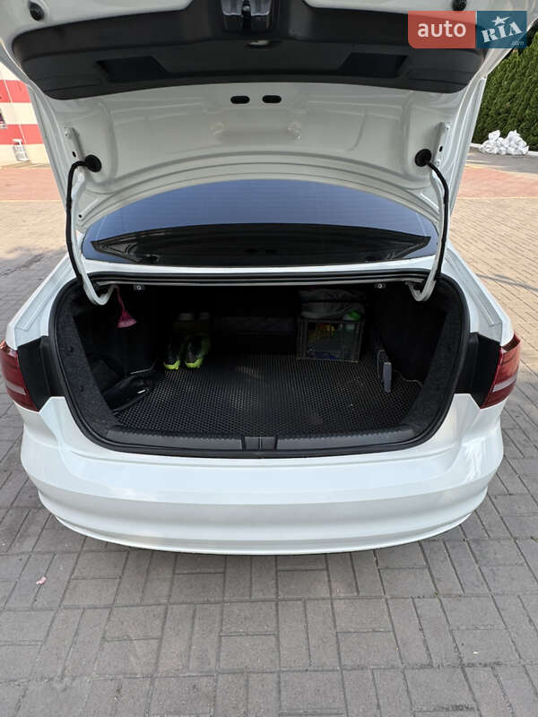 Седан Volkswagen Jetta 2016 в Киеве