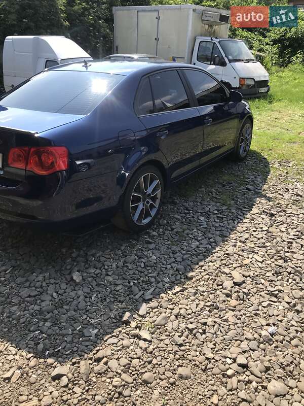 Седан Volkswagen Jetta 2005 в Хусті