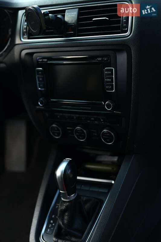 Седан Volkswagen Jetta 2014 в Львові