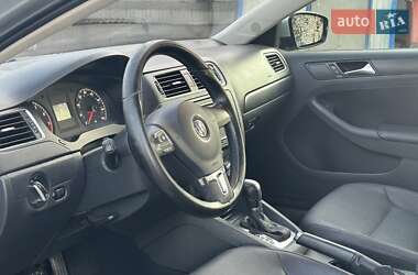 Седан Volkswagen Jetta 2010 в 