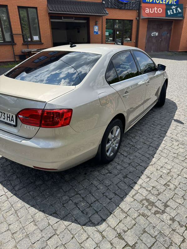 Седан Volkswagen Jetta 2013 в Житомире