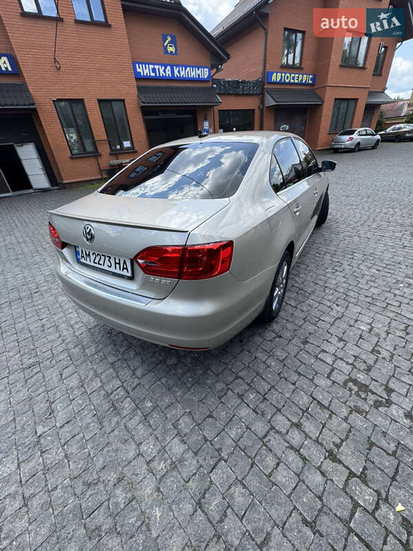 Седан Volkswagen Jetta 2013 в Житомире