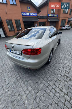 Седан Volkswagen Jetta 2013 в 