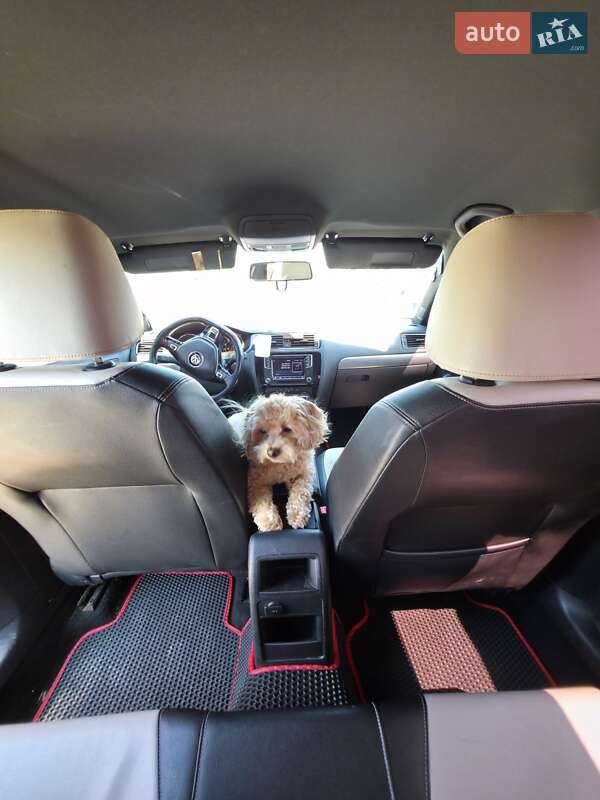 Седан Volkswagen Jetta 2015 в Нововолинську