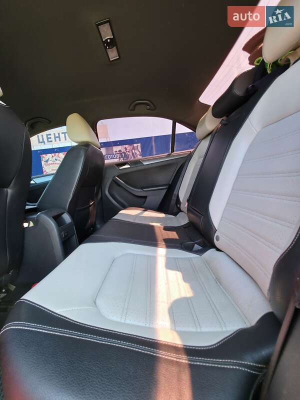 Седан Volkswagen Jetta 2015 в Нововолинську