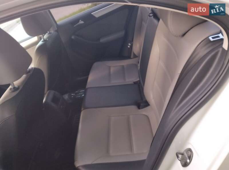 Седан Volkswagen Jetta 2012 в Тернополі