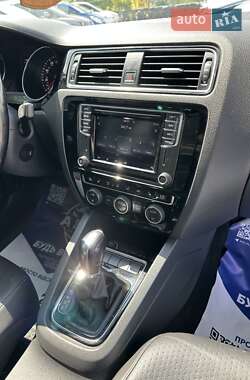 Седан Volkswagen Jetta 2016 в 