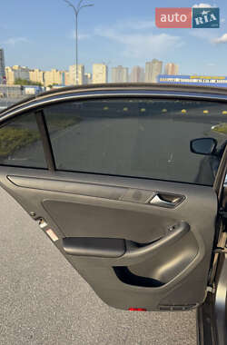Седан Volkswagen Jetta 2013 в 