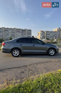 Седан Volkswagen Jetta 2013 в 