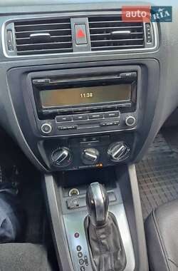Седан Volkswagen Jetta 2011 в 