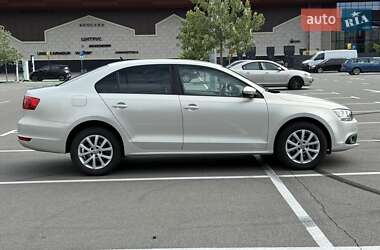 Седан Volkswagen Jetta 2011 в 