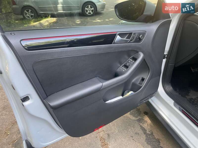 Седан Volkswagen Jetta 2016 в Львові