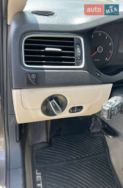 Седан Volkswagen Jetta 2011 в 