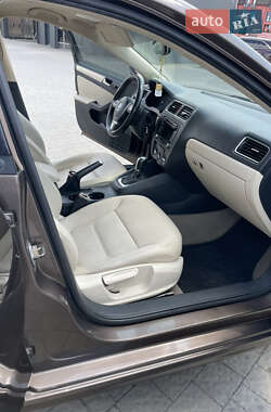 Седан Volkswagen Jetta 2011 в 