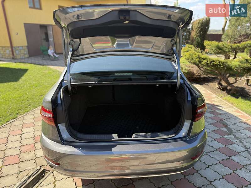 Седан Volkswagen Jetta 2019 в Стрые